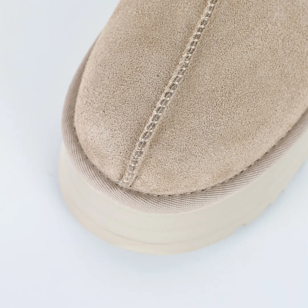 Copy price 💰560 Core recommendation of good price 5cm thick sole, independently developed original outsole, cashmere insole, keeping warm in winter, suitable for home use. In the new year, uug launched a style series, which is partially geared towards the preferences of young consumers. It has also moved to the forefront of fashion trends. Shoe body material, water-repellent coated suede upper, 17 mm UGGPURE™ implanted wool insole, lightweight non-slip and comfortable rubber outsole, with brand LOGO and trademark, with full package Size: 35 36 37 38 39 40